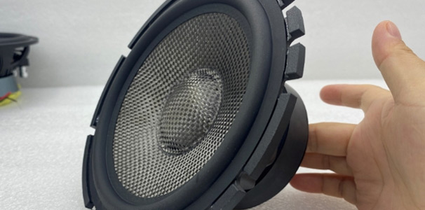 深圳客户携蓝牙音箱到访我司进行喇叭测试